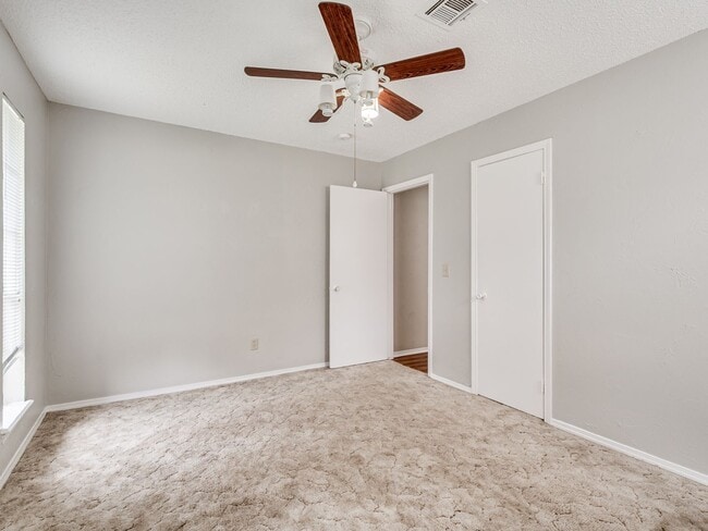 Building Photo - Cute home in Shawnee