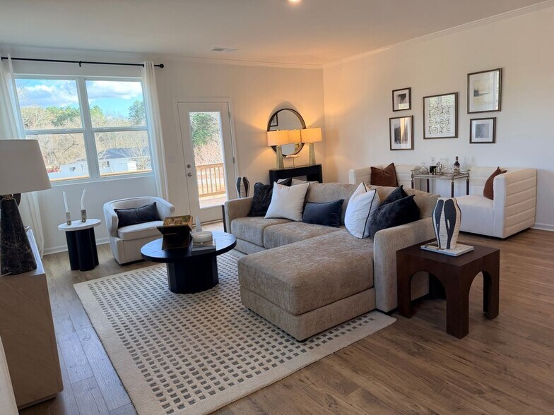 Building Photo - 695 Alburg Aly