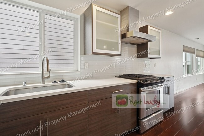 Building Photo - Immaculate and LARGE 4-Bedroom Home in Unb...