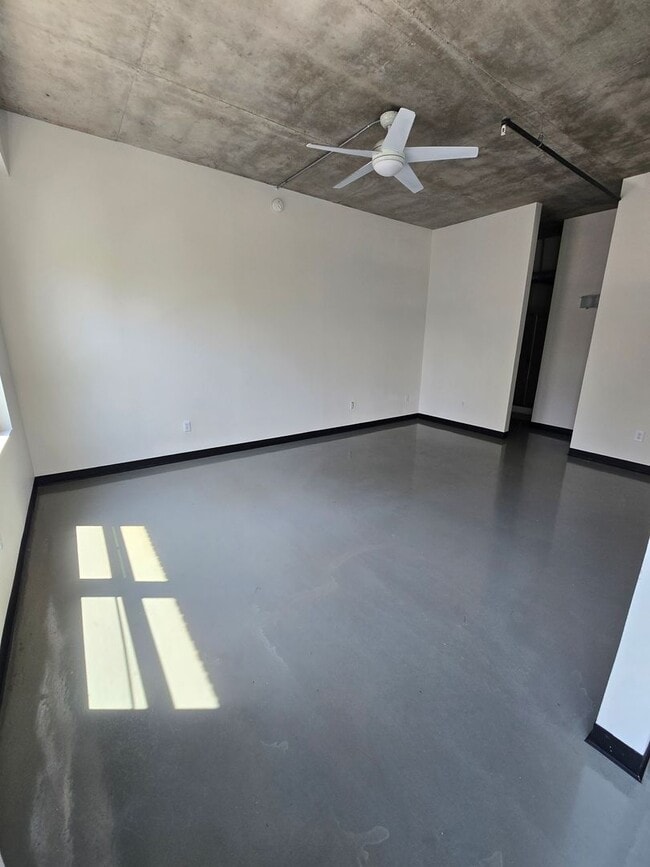 Building Photo - Beautiful 2BR , 2BA 2nd floor loft in East...