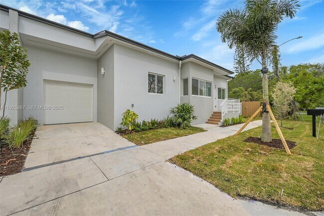 Building Photo - 2931 SW 12th Ave