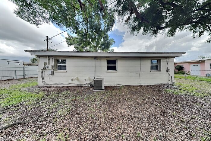 Building Photo - 1703 Carnegie Cir