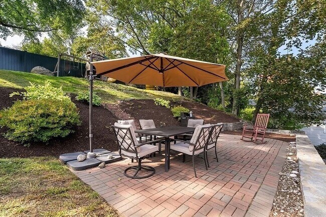 Building Photo - 334 Mystic St