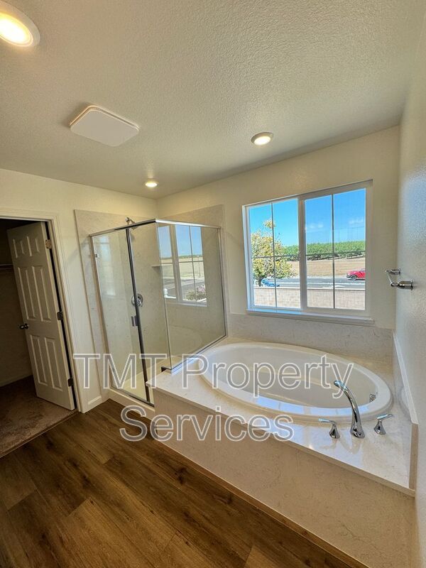 Building Photo - 1372 Redford Wy