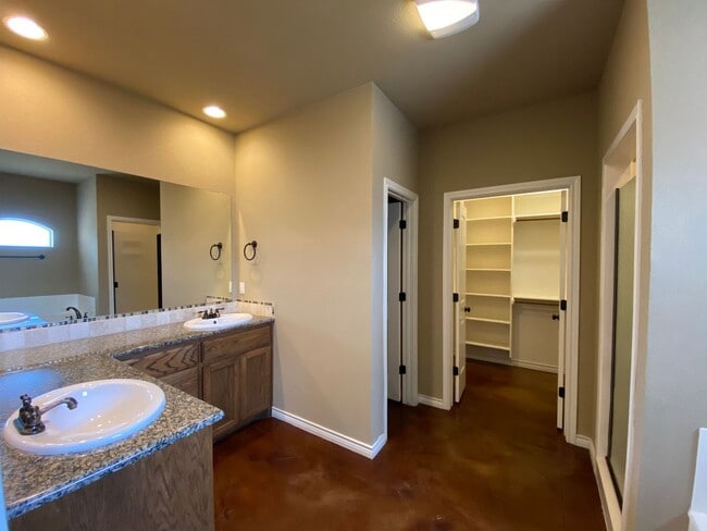 Building Photo - 3032 Silver Saddle Dr