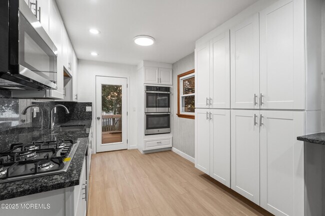 Building Photo - 42 Arno St