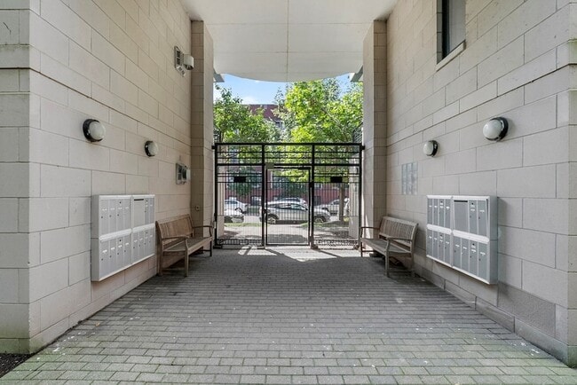 Building Photo - 1716 E 54th St