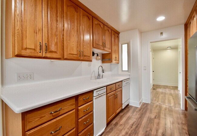 Building Photo - Updated Home in North Salt Lake with Great Views! $500 off first month rent!