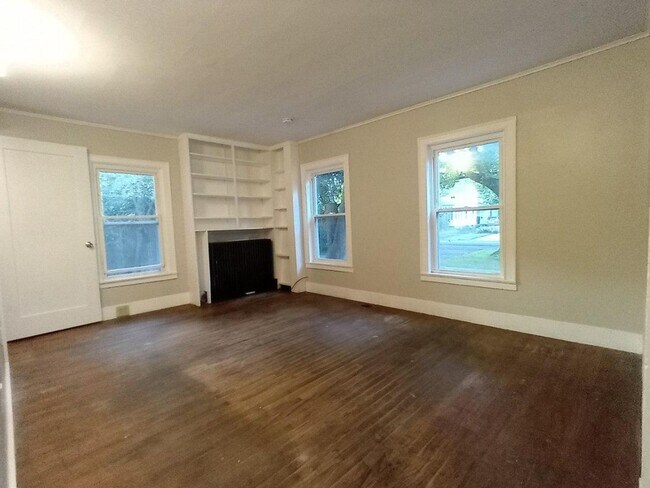 Building Photo - 209 3rd St