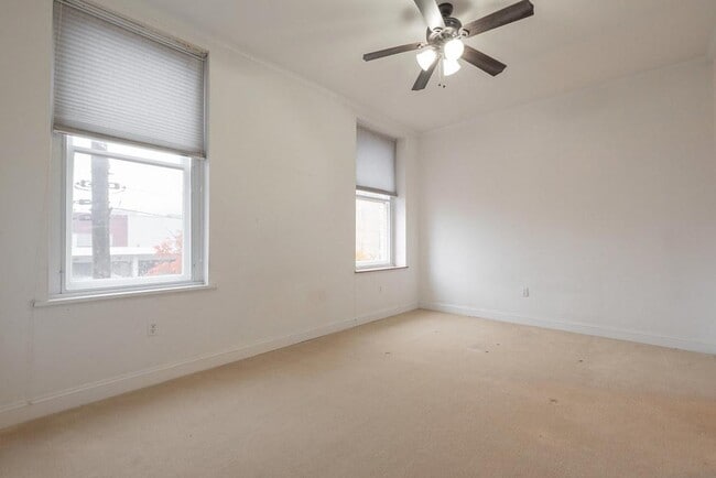 Building Photo - 212 E Clay St