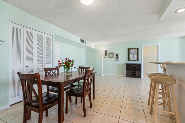 Building Photo - 1236 Hillsboro Mile