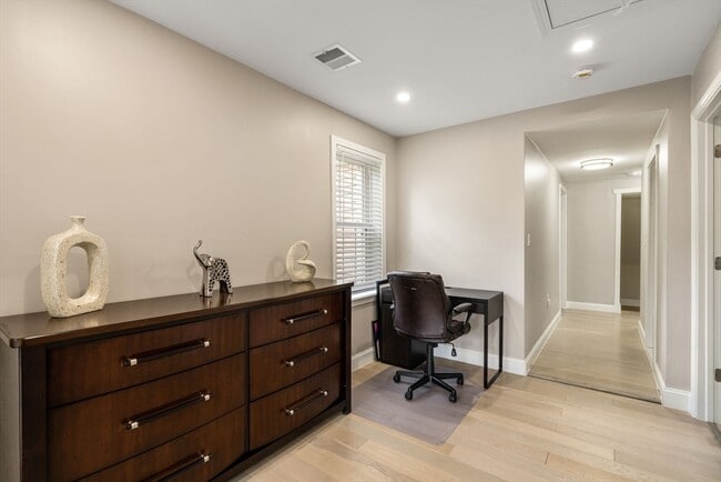 Building Photo - 63 Pine St