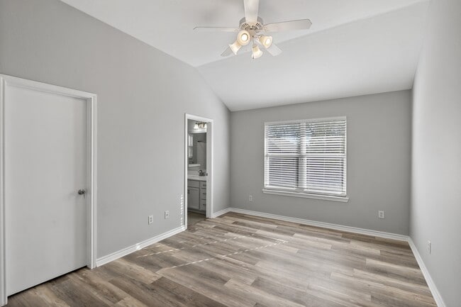 Building Photo - 1002 Crested Point Dr