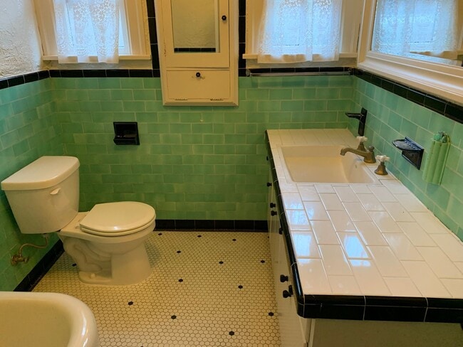 Building Photo - 3 Bedroom, hardwood floors, garage, A/C, Solar