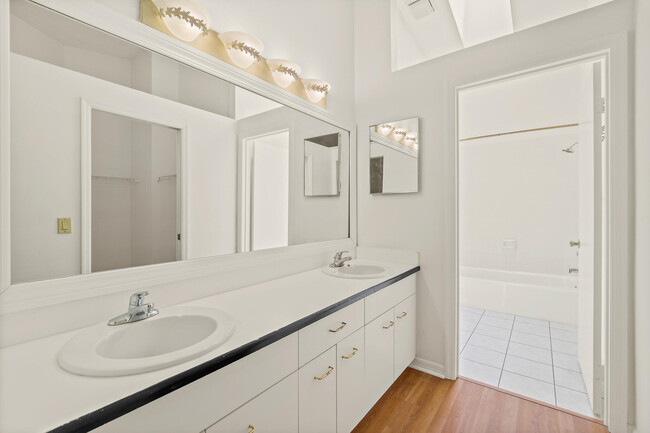 Building Photo - 604 Parkside Pl