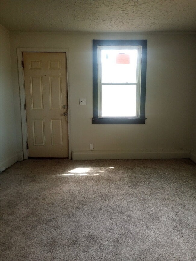 Building Photo - 1 bedroom 1 bathroom duplex in Clinton