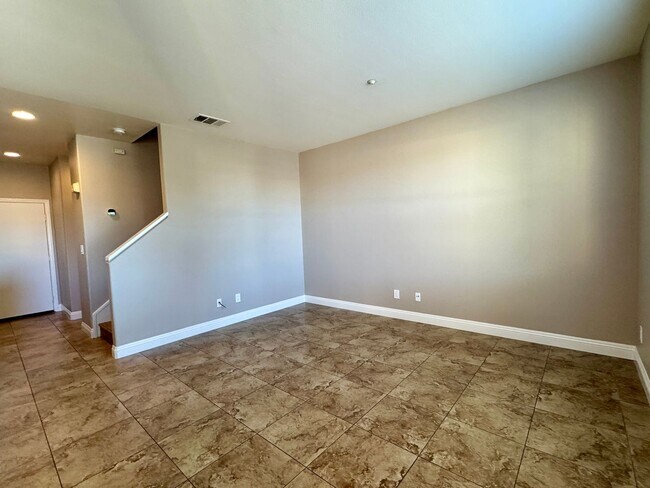 Building Photo - 3 Bed 2.5 Bath plus extra room Townhouse Style Condo / Attached 2 Car Garage