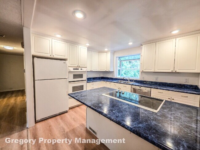 Building Photo - !! $3500 for 18 month lease !!  Private La...