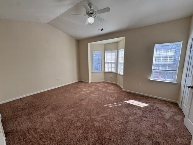 Building Photo - 2 Bed 2 Bath SPACIOUS Town Home! LOCATION LOCATION LOCATION!