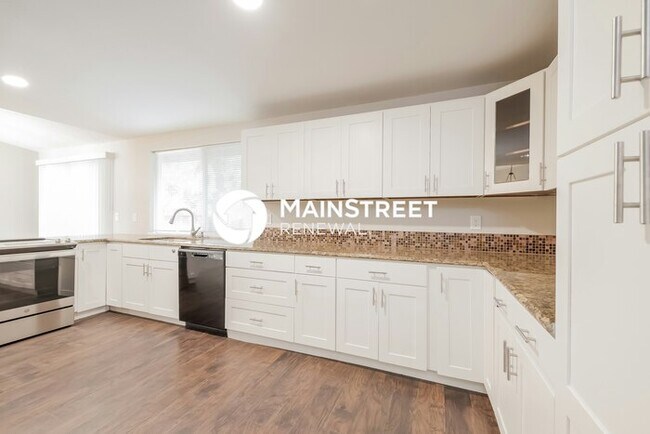 Building Photo - 4 Bedroom Pet-Friendly Home in PUYALLUP, WA with Main Street Renewal