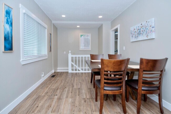 Building Photo - Remodeled Detached Cottage with Fenced Yard! Pet Friendly!