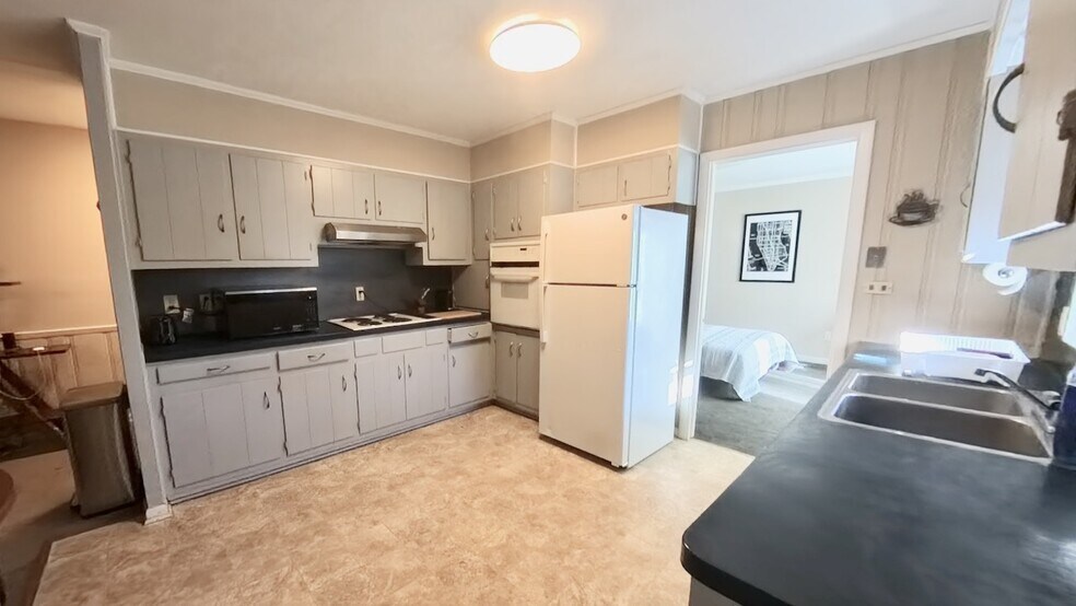 Building Photo - 2510 Headland Dr
