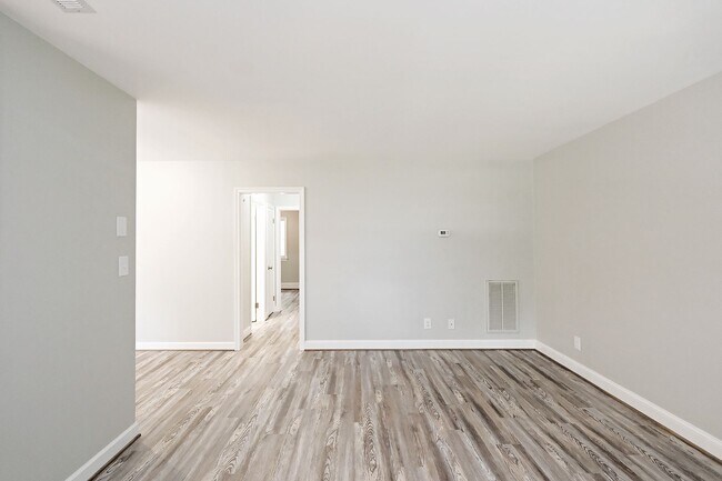 Building Photo - Move-in Ready, Renovated Duplex Just Off Rio Rd & Near Pen Park