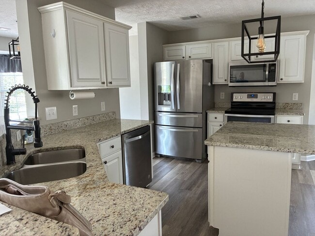 Building Photo - Walker Woods, large 4 BD and 2.5 BA