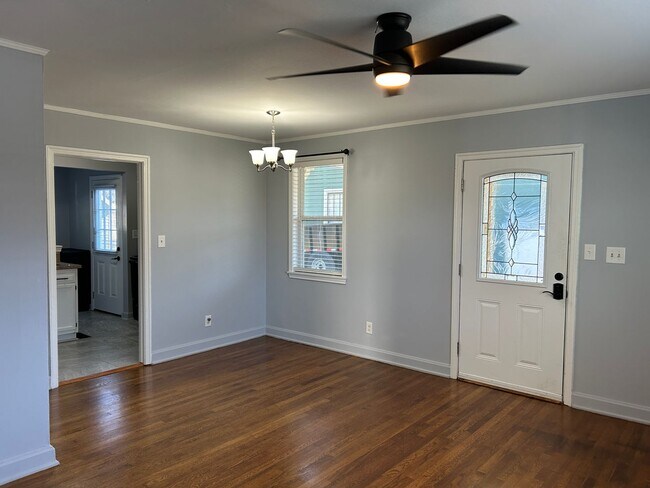 Building Photo - 2224 Roslyn Ave