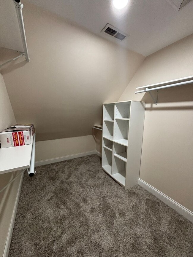 Building Photo - Freshly Renovated Dollhouse in Maryville!!