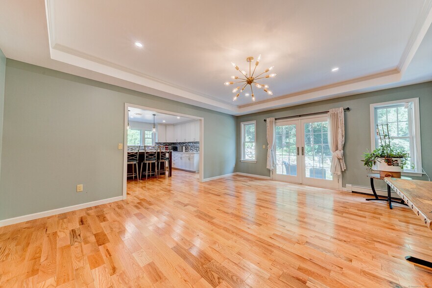 UL Living Room - 404 Bassetts Bridge Rd