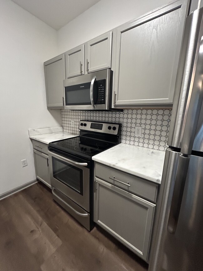 Stove and Backsplash - 400 Bucksley Ln