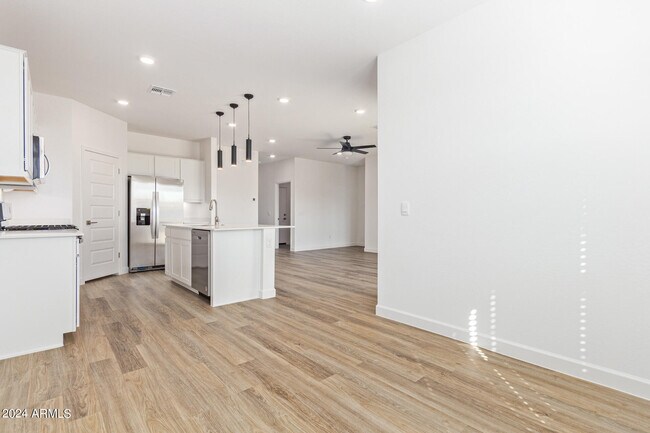 Building Photo - 15371 W Smoketree Dr