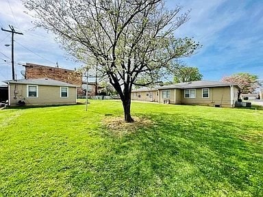 Building Photo - 1604 E 9th St