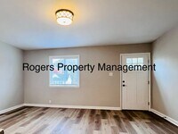 Building Photo - Renovated Apartment - Comfy and Convenient