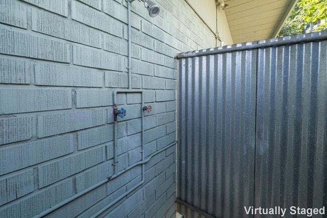 Building Photo - $2,200 /  Single Family Studio Home with 1...
