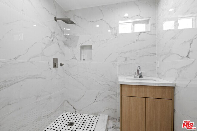 Building Photo - 934 S Mott St