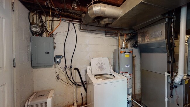 Building Photo - Great Location - Available August 1st