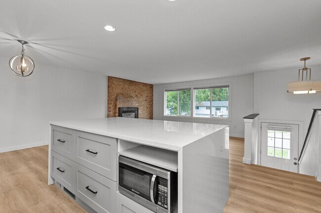 Building Photo - 4Bd Bothell Home!