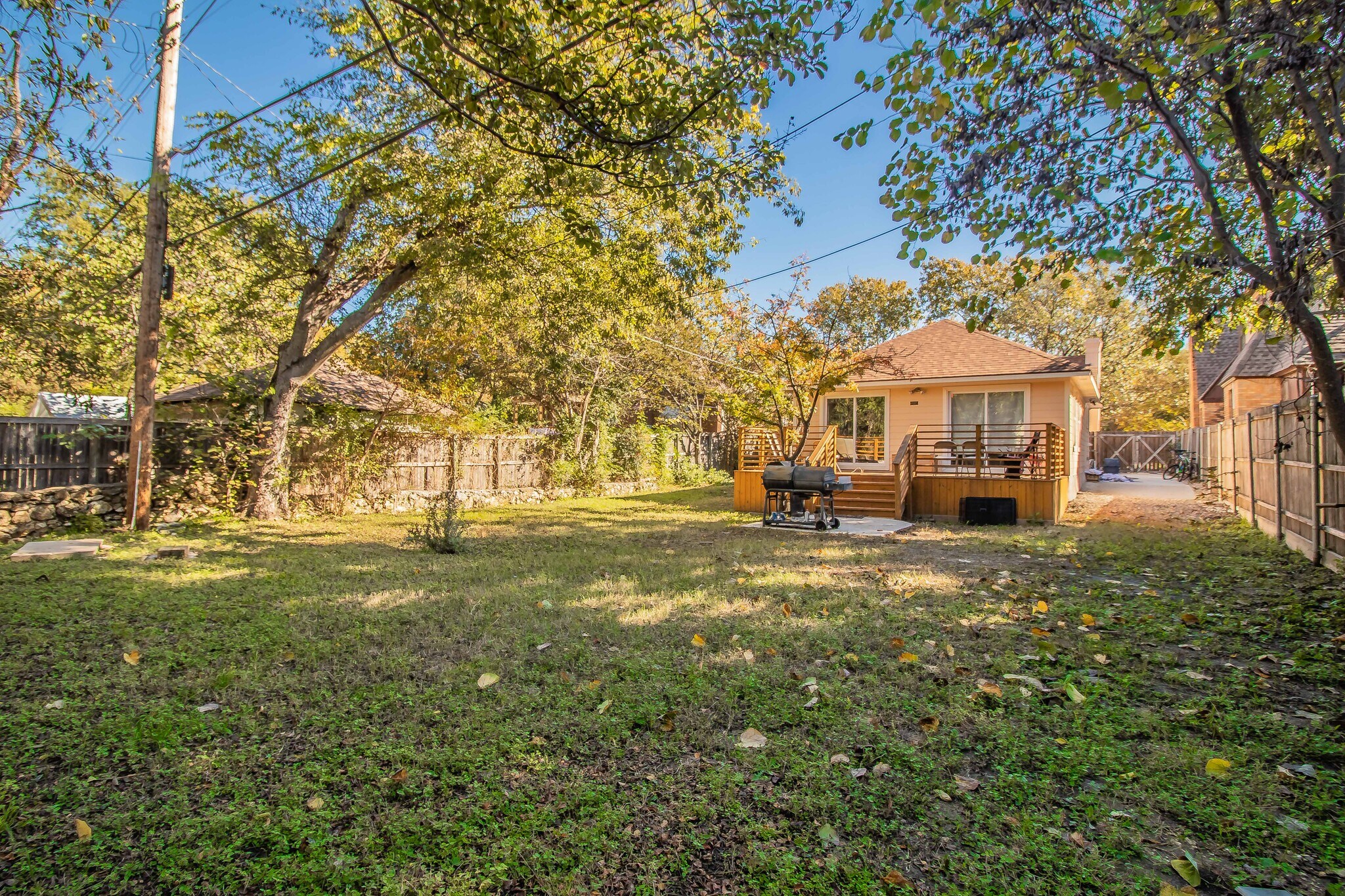 Huge backyard - 3424 Rogers Ave