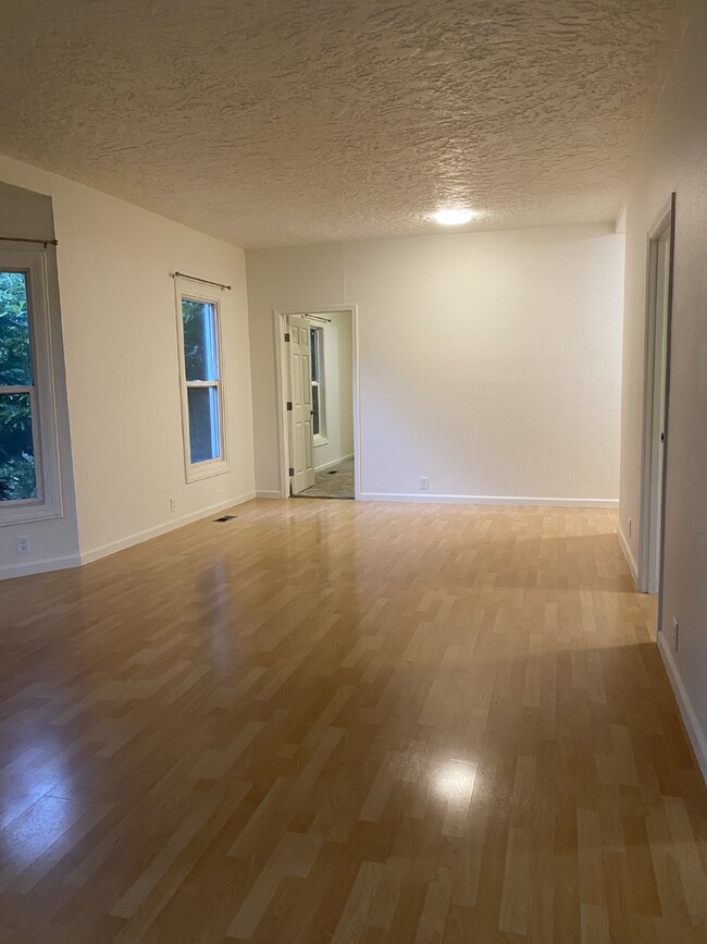 Building Photo - Spacious Upper, 3-Bed, 2-Bath Apartment ne...