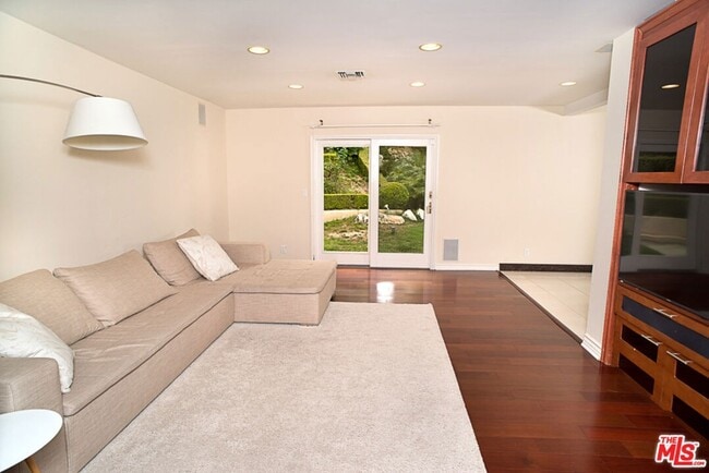 Building Photo - 3835 Sapphire Dr