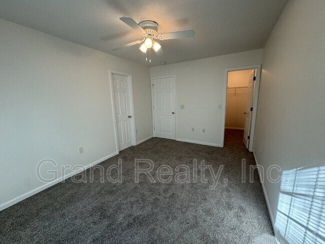 Building Photo - 1015 Peakview Dr