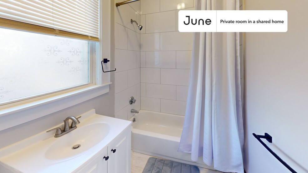 Building Photo - Private bedroom in 3 bed/1 bath Home