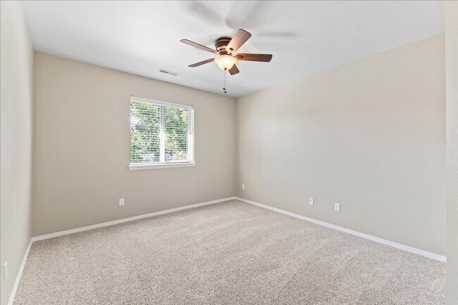 Building Photo - Centrally Located 3 Bedroom 2.5 Bathroom Home