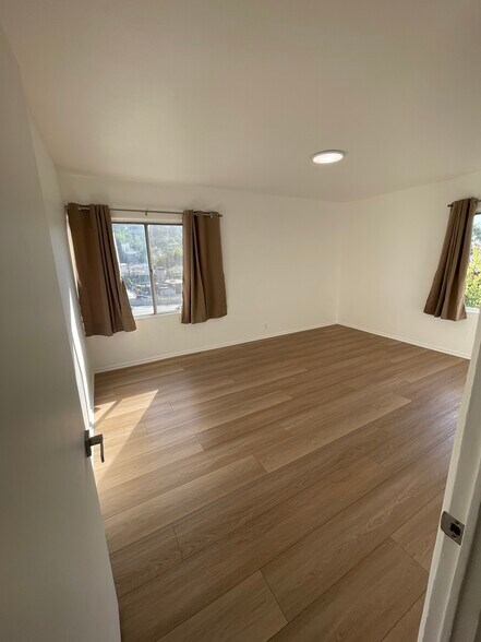 Building Photo - 3043 Hollycrest Dr