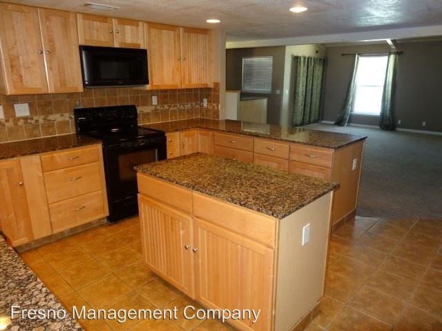 Building Photo - 12353 N Friant Rd