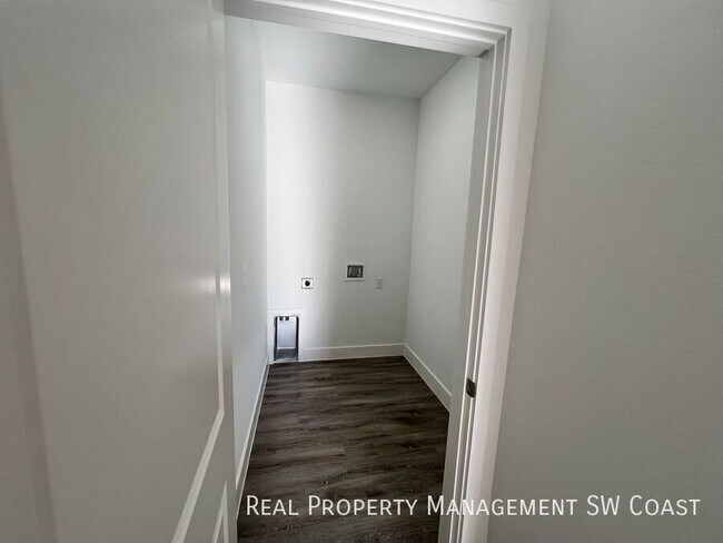 Building Photo - 1263 Hillcrest St E