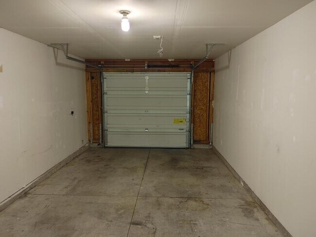 Building Photo - 548 NE Negus Loop