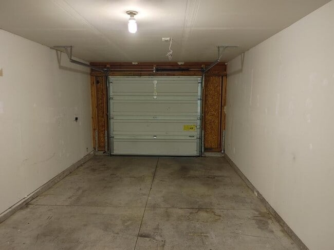 Building Photo - 548 NE Negus Lp